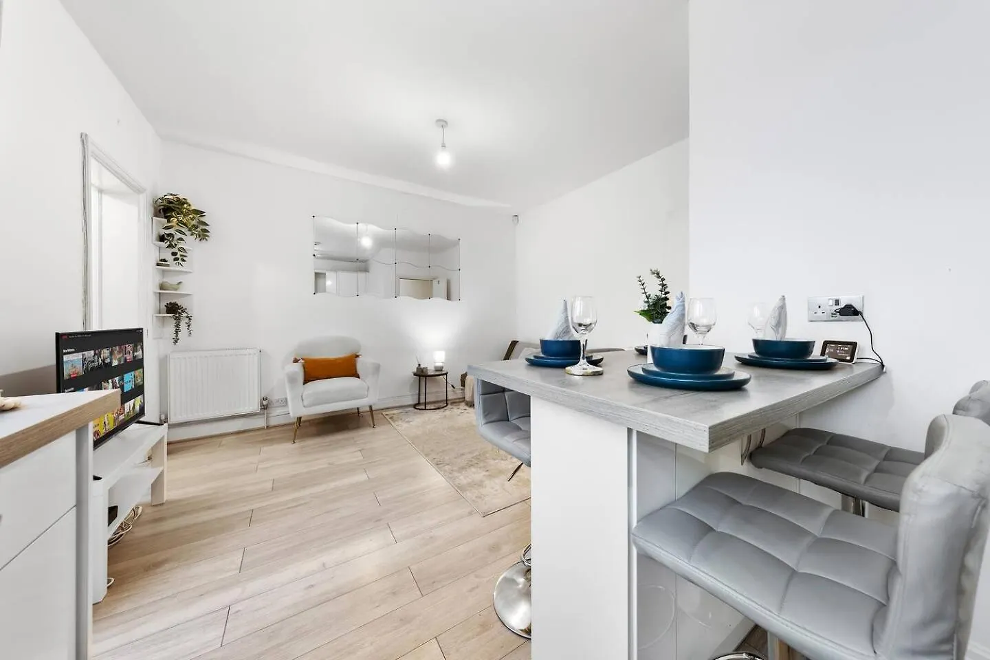 Powder Mill Retreat - 2Br Modern Flat For 4 Apartment Hanworth  United Kingdom