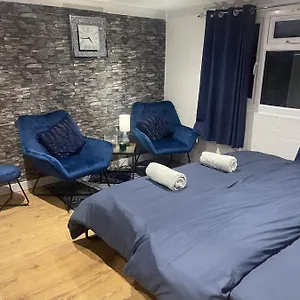  Homestay Loft Haven: Spacious Retreat With Private Toilet And Free Parking